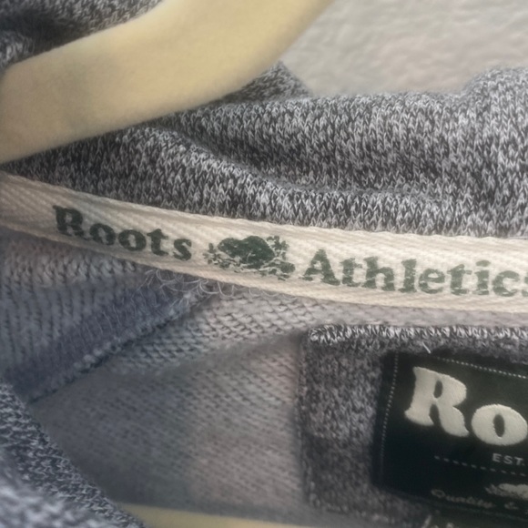 Heather Grey Roots hoodie w/ front pocket - Size M - Picture 14 of 14